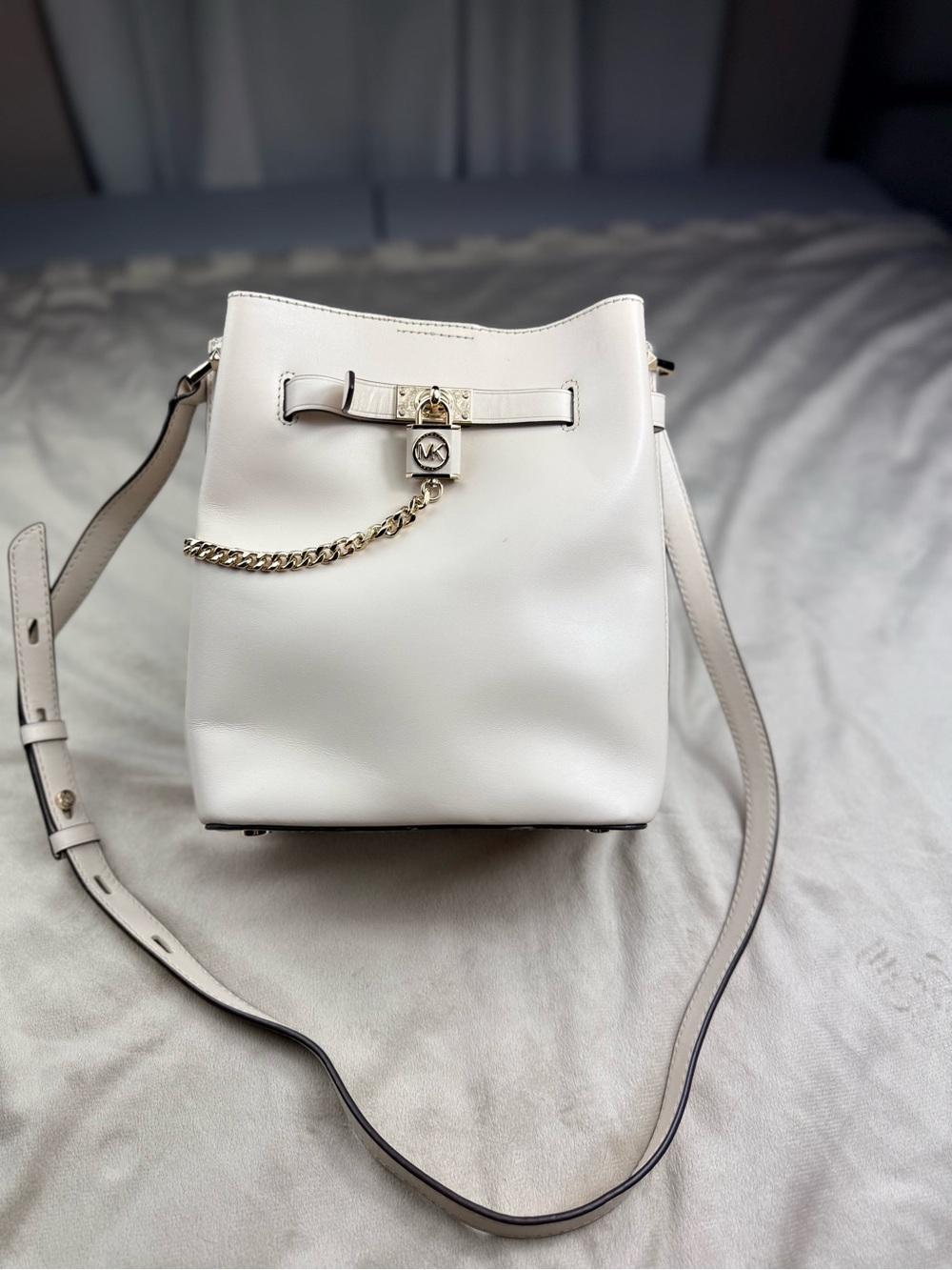 Michael Kors Cream Leather Bucket Crossbody with Gold Chain